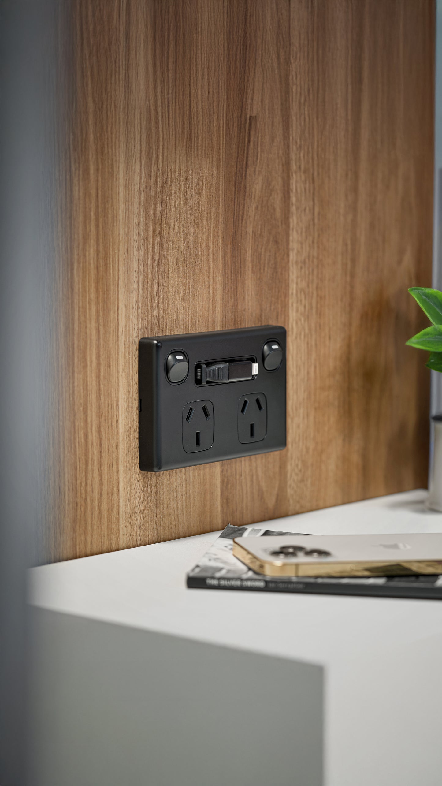 Evo-Charge Model-1 / Matte Black double power point with built-in retractable charging cable