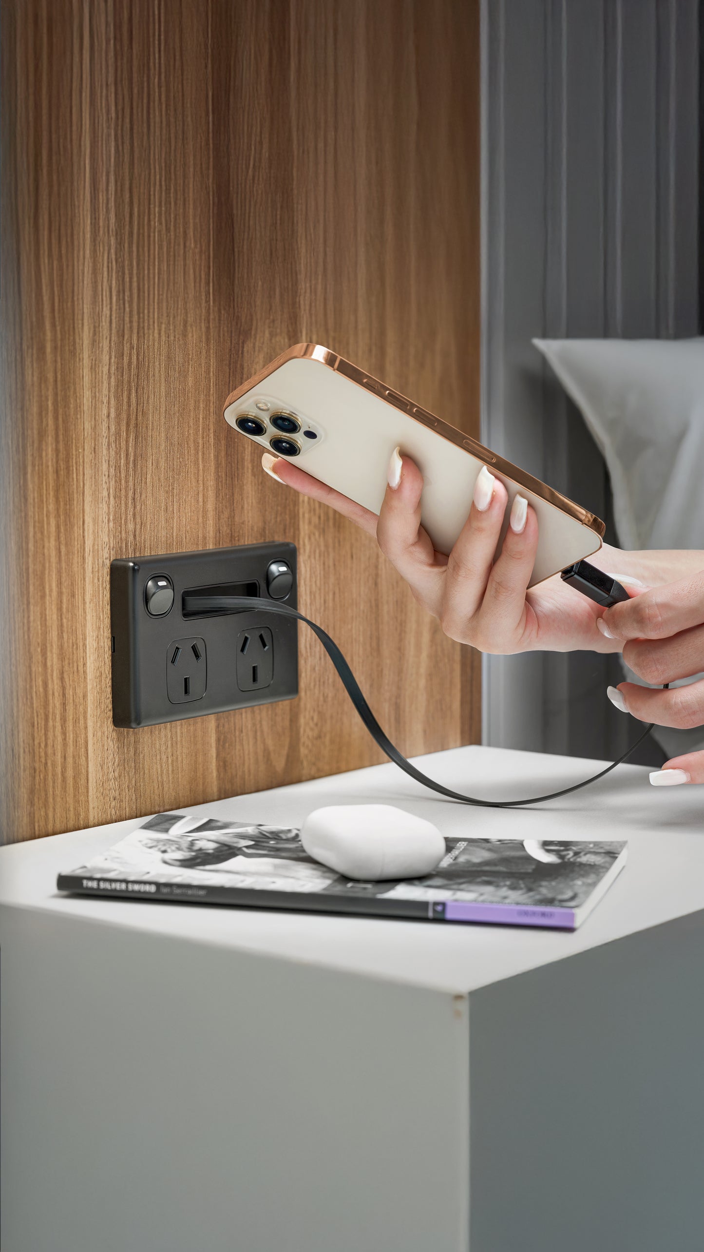 Evo-Charge Model-1 / Black double power point with built-in retractable charging cable